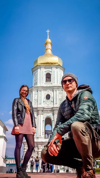 Una Pareja Pie Frente Catedral Santa Sofía Kiev Ucrania Cubierta —  Fotos de Stock