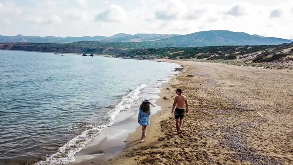 一对夫妇在塞浦路斯拉腊海滩散步 隐藏的宝石 没有被游客破坏 寂寞和平静的感觉 浪花轻轻飘扬在沙滩上 水的绿松石色 海龟孵化海滩 — 图库照片