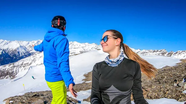 Couple Sporty Outfit Enjoys Sunbeams While Taking Break Skiing Man — Foto de Stock