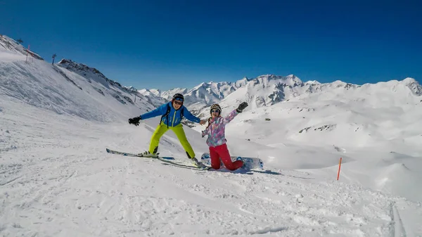 Snowboarder Girl Skier Boy Playing Slope Sunny Winter Day Girl — Foto de Stock