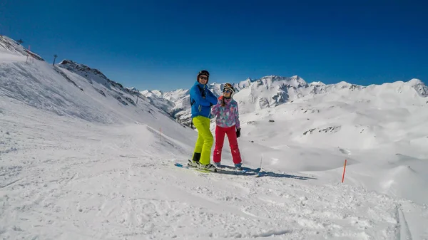 Couple Skiing Outfits Standing Top Snowy Mountain Peak Enjoying Sunny — Foto de Stock