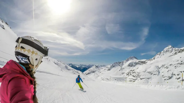 Snowboarding Girl Skiing Man Going Slope Moelltaler Gletscher Austria Perfectly — Φωτογραφία Αρχείου