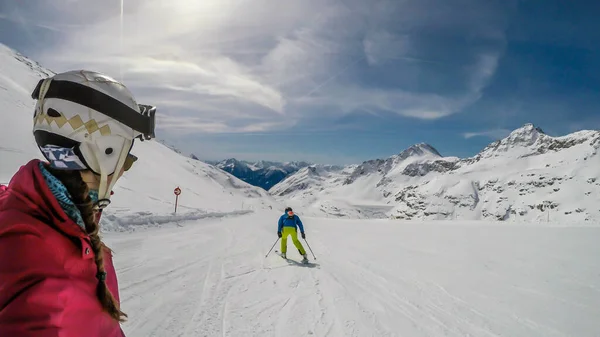 Snowboarding Girl Skiing Man Going Slope Moelltaler Gletscher Austria Perfectly — Foto de Stock