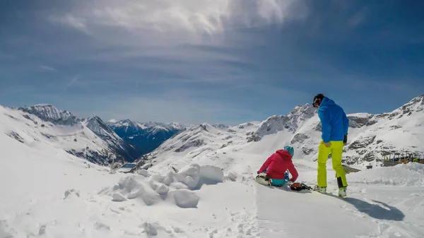 Couple Skiing Outfits Sitting Snow Enjoying Snowy Mountains Endless Ranges — Φωτογραφία Αρχείου