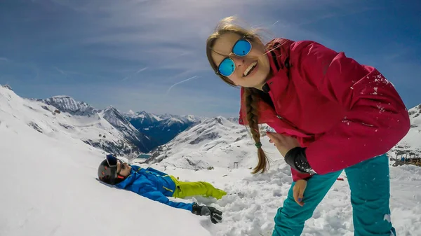 Couple Skiing Outfits Playing Powder Snow Boy Lying Snow Girl — Φωτογραφία Αρχείου