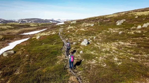 Par Caminatas Por Las Tierras Altas Eidfjors Noruega Ambos Llevan Imagen de archivo