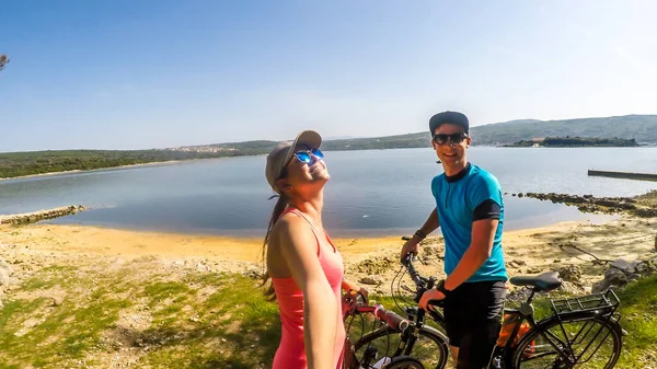 Una Pareja Trajes Deportivos Pie Sus Bicicletas Tomar Una Selfie Fotos de stock
