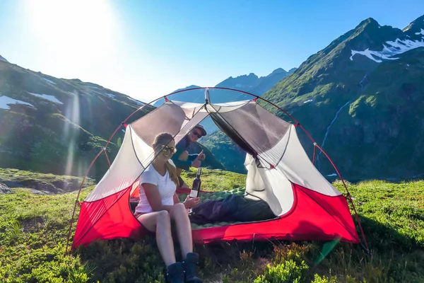 Couple Camping Wilderness Sit Small Tent Placed Top Mountain Peak — Stockfoto