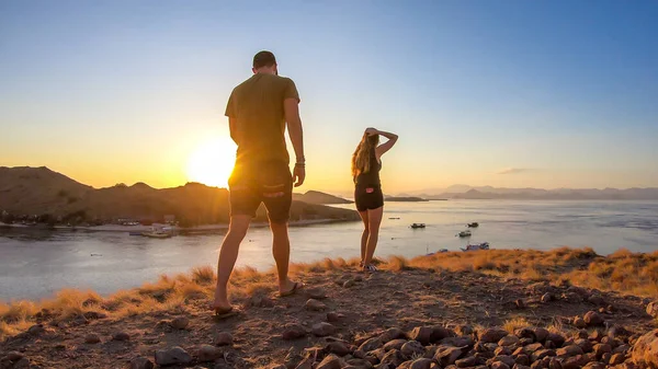 Couple Walking Top Small Island Enjoying Morning Sun Komodo National — 图库照片
