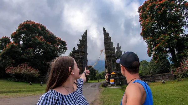Pareja Tomando Una Selfie Frente Emblemática Puerta Bali Handara Día —  Fotos de Stock