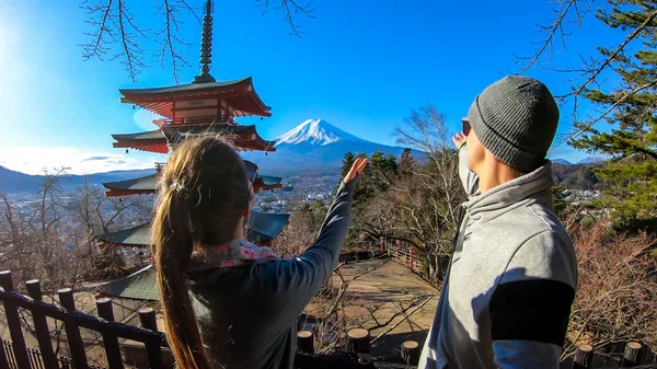Una Pareja Pie Junto Pagoda Chureito Japón Señalando Monte Fuji Fotos de stock
