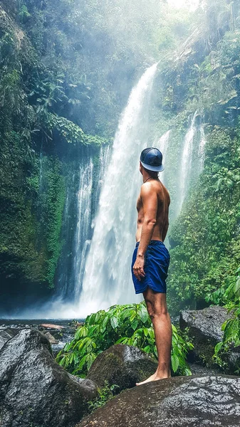 Cachoeira Bonita Lombok Indonésia Sendang Gile Homem Sobre Pedras Escorregadias — Fotografia de Stock