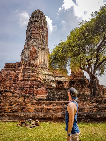 Chłopiec Podziwiający Budynki Ayutthaya Historical Park Tajlandia Lista Unesco Ruiny — Zdjęcie stockowe