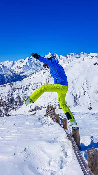 Hombre Con Traje Esquí Saltando Nieve Fresca Hombre Lleva Chaqueta — Foto de Stock