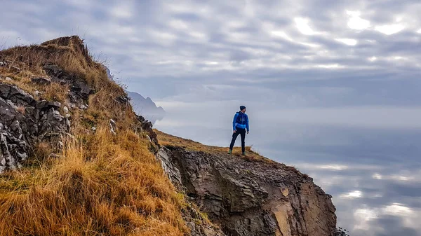 Joven Con Chaqueta Azul Encuentra Borde Acantilado Mirando Mar Montañas —  Fotos de Stock