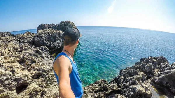 Joven Tomando Una Selfie Con Los Acantilados Del Cabo Greco —  Fotos de Stock