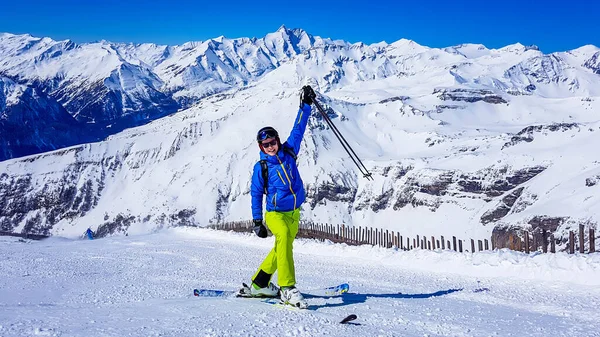 Esquiador Pie Lado Una Pendiente Heiligenblut Austria Pistas Perfectamente Arregladas — Foto de Stock