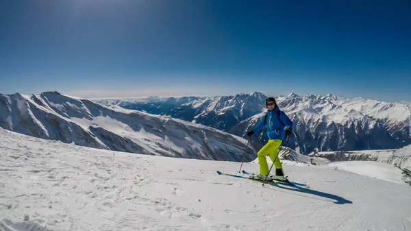 Esquiador Que Baja Por Ladera Heiligenblut Austria Pistas Perfectamente Arregladas — Foto de Stock