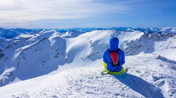 Esquí Joven Sentado Nieve Moelltaler Gletscher Austria Disfrutando Vista Mucha — Foto de Stock