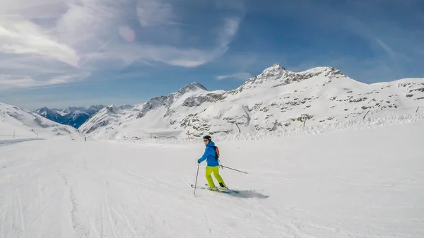 Esquiador Que Baja Por Ladera Moelltaler Gletscher Austria Pistas Perfectamente — Foto de Stock