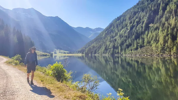 Joven Caminando Por Lago Alpino Lago Está Rodeado Altas Montañas —  Fotos de Stock
