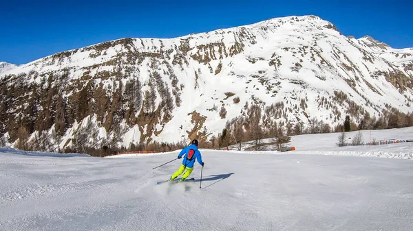 Esquiador Que Baja Por Ladera Heiligenblut Austria Pistas Perfectamente Arregladas Imágenes de stock libres de derechos