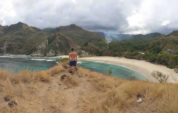 Hombre Traje Baño Parado Acantilado Con Vistas Idílica Playa Koka Imágenes de stock libres de derechos