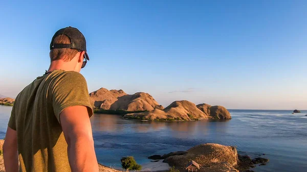 Hombre Caminando Sobre Una Pequeña Isla Disfrutando Del Sol Mañana Imagen de stock