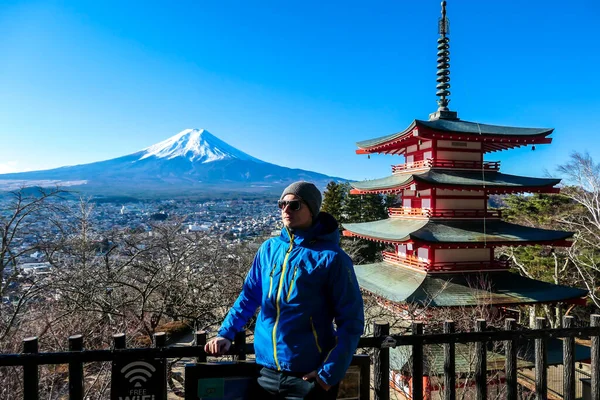 Hombre Admirando Pagoda Chureito Vista Del Monte Fuji Japón Capturado Imagen de stock