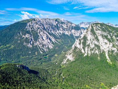Styria, Avusturya, Hochschwab bölgesindeki Alp Dağları 'nın panoramik manzarası. Yamaçlar kısmen çalılıklarla kaplı, yüksek kısımlar çıplak. Güneşli bir gün. Huzur, gezgin şehvet. Alplerde yürüyüş.