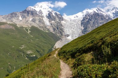 Tetnuldi, Gistola, Lakutsia ve Adishi Buzulu 'nun Gürcistan' ın Svaneti Bölgesi 'ndeki Büyük Kafkasya Dağları' ndaki panoramik manzaralı yürüyüş / yürüyüş yolu. Gezgin Şehveti.