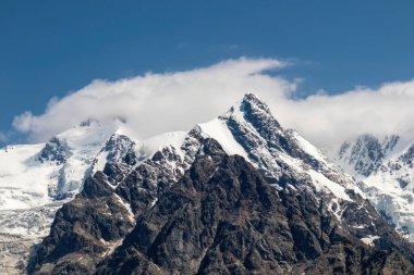 Gürcistan, Svaneti Bölgesi 'nin Büyük Kafkasya Dağları' ndaki Jangi-Tau 'nun (Dzhangi-Tau) karlı zirvesine panoramik bir manzara. Karlı ve buzullu bir arazi. Dağcılık, özgürlük, seyahat tutkusu..