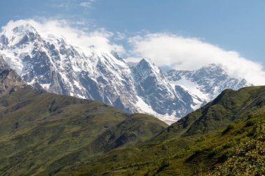 Gürcistan, Svaneti Bölgesi 'nin Büyük Kafkasya Dağları' ndaki Jangi-Tau 'nun (Dzhangi-Tau) karlı zirvesine panoramik bir manzara. Karlı ve buzullu bir arazi. Dağcılık, özgürlük, seyahat tutkusu..