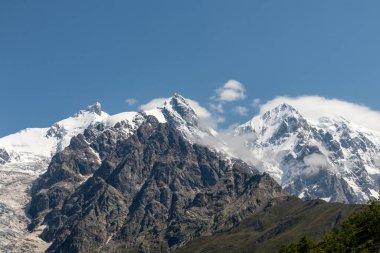 Gürcistan 'ın Gürcistan bölgesindeki Tetnuldi, Gistola, Lakutsia ve Büyük Kafkasya Dağları' ndaki Adishi Buzulu 'nun panoramik manzarası. Keskin tepeler, seyahat tutkusu, yalnızlık..