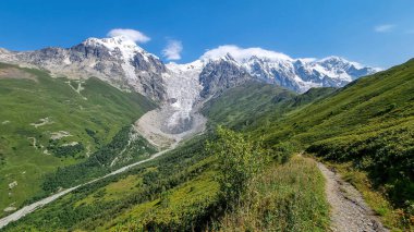 Tetnuldi, Gistola, Lakutsia ve Adishi Buzulu 'nun Gürcistan' ın Svaneti Bölgesi 'ndeki Büyük Kafkasya Dağları' ndaki panoramik manzaralı yürüyüş / yürüyüş yolu. Gezgin Şehveti.
