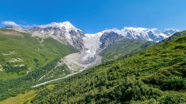 Gürcistan 'ın Gürcistan bölgesindeki Tetnuldi, Gistola, Lakutsia ve Büyük Kafkasya Dağları' ndaki Adishi Buzulu 'nun panoramik manzarası. Keskin tepeler, seyahat tutkusu, yalnızlık..