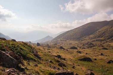 Gürcistan, Kazbegi Bölgesi 'ndeki Büyük Kafkasya Dağları' ndaki Chaukhi kalabalığı yakınlarındaki bir vadide panoramik bir manzara. Gün doğumundan sonra manzara, alacakaranlık. Roshka Köyü. Gürcü Dolomitler.