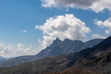 Gürcistan, Kazbegi Bölgesi 'ndeki Büyük Kafkasya Dağları' ndaki Chaukhi topluluğunun dağlık tepelerinde panoramik bir manzara. Chaukhi Geçidi 'nden bulutlar yükseliyor. Aretin. Koşun!