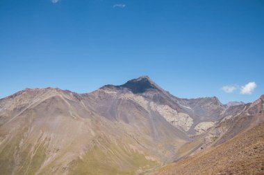 Gürcistan, Kazbegi Bölgesi 'ndeki Büyük Kafkasya Dağları' ndaki Chaukhi Geçidi 'nden görülen bir dağ zincirindeki panoramik manzara. İzler Juta ve Roshka köylerini birbirine bağlıyor. Zirve Sosuptano