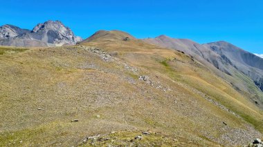 Gürcistan, Kazbegi Bölgesi 'ndeki Büyük Kafkas Dağları Sıradağları' ndaki Chaukhi tepelerinin yeşil tepeleri ve sivri tepeleri panoramik bir manzara. Seyahat tutkusu. Temiz Gökyüzü. Koşun!