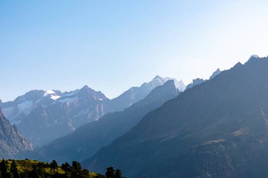 Gürcistan 'ın Yukarı Svaneti bölgesindeki Büyük Kafkasya Dağları' ndaki Mestia yakınlarındaki Svaneti dağlarının muhteşem manzarası. Koruldi Gölleri 'ne giden yürüyüş yolunda yüksek karlı zirveler. Seyahat.