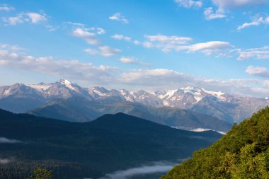 Büyük Kafkasya Dağları 'ndaki Mestia vadisinde inanılmaz bir manzara, Yukarı Svaneti, Gürcistan Ülkesi. Pembe bulutlar karlı dağ zirvelerini kaplıyor. Gündoğumu, Özgürlük, Açık Hava, Seyahat