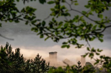 Büyük Kafkasya Dağları 'ndaki Mestia köyündeki Svanetian savunma kulelerinde, Gürcistan' ın Yukarı Svaneti şehrinde inanılmaz bir manzara var. Sabah sisi tüm kuleleri kaplıyor.