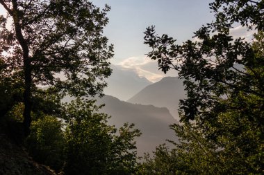 Gürcistan 'ın Yukarı Svaneti bölgesindeki Büyük Kafkasya Dağları' ndaki Mestia köyü yakınlarındaki bir dağ sırasındaki inanılmaz manzara. Altın saat boyunca canlı renkler. Dawn..