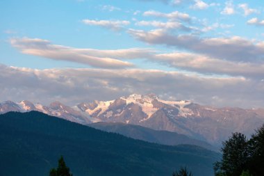 Büyük Kafkasya Dağları 'ndaki Mestia vadisinde inanılmaz bir manzara, Yukarı Svaneti, Gürcistan Ülkesi. Pembe bulutlar karlı dağ zirvelerini kaplıyor. Gündoğumu, Özgürlük, Açık Hava, Seyahat