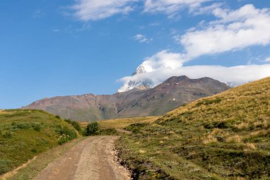 Georgia, Yukarı Svanet Bölgesi 'ndeki Büyük Kafkasya Dağları' ndaki Koruldi Gölleri 'ne giden panoramik bir yürüyüş yolu. Ushba dağlarının panoramik manzarası. Seyahat tutkusu. Uzak konum.