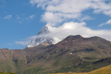 Gürcistan 'ın Yukarı Svaneti bölgesinde Mestia yakınlarındaki Ushba dağlarının panoramik manzarası. Koruldi Gölleri 'ne yürüyüş parkurunda. Gezgin şehvet, yürüyüş.