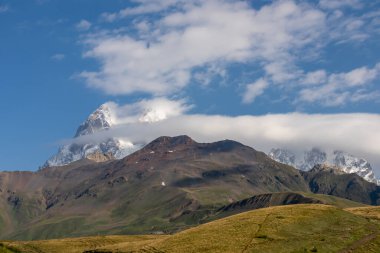 Gürcistan 'ın Yukarı Svaneti bölgesinde Mestia yakınlarındaki Ushba dağlarının panoramik manzarası. Koruldi Gölleri 'ne yürüyüş parkurunda. Gezgin şehvet, yürüyüş.