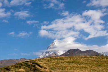 Gürcistan 'ın Yukarı Svaneti bölgesinde Mestia yakınlarındaki Ushba dağlarının panoramik manzarası. Koruldi Gölleri 'ne yürüyüş parkurunda. Gezgin şehvet, yürüyüş.