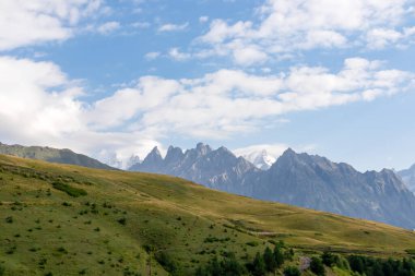 Tskahazagari zirvesinden muhteşem bir manzara Büyük Kafkasya Dağları 'ndaki Mestia yakınlarındaki Svaneti Dağı tepeleri, Yukarı Svaneti, Gürcistan Ülkesi. Koruldi Gölleri' ne doğru yürüyüş yolu..